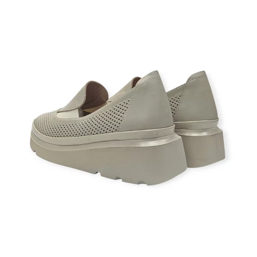 Carla Ricci bézs slipon