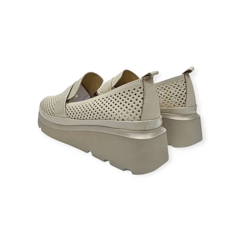 Carla Ricci bézs slipon
